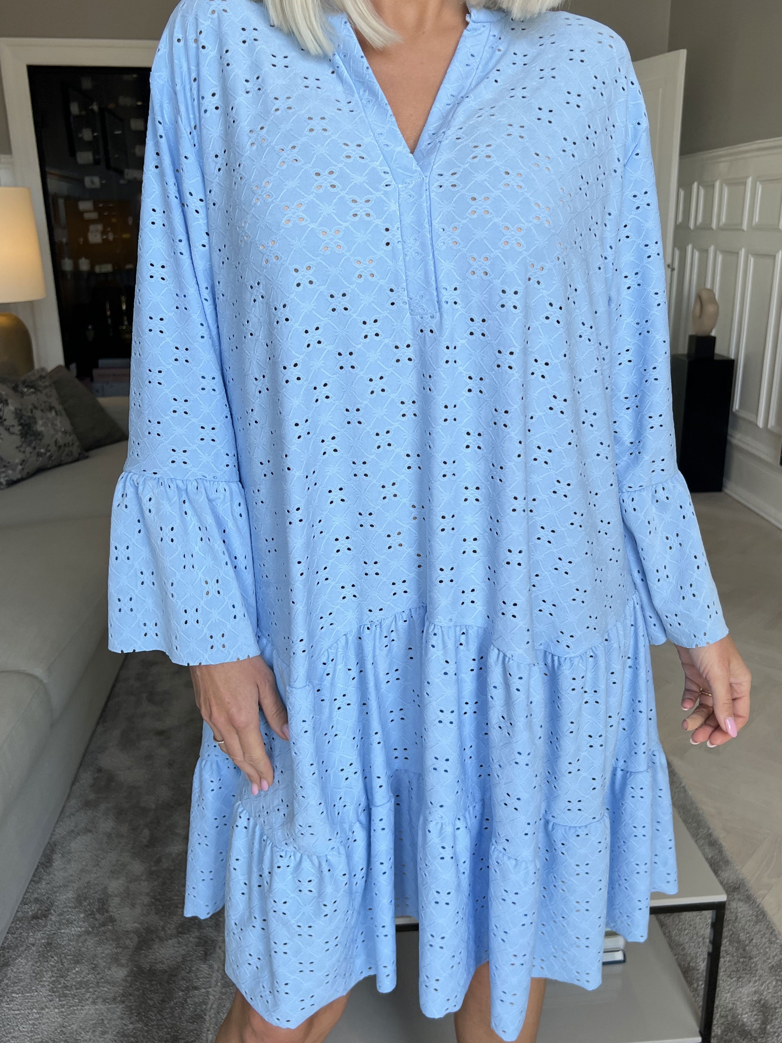 Indiana - Söt klänning med resår i broderie anglaise - White